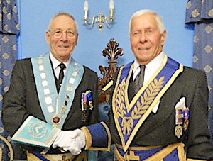 Alan Carter thanks Alan Sale (right). Alan Carter thanks Alan Sale (right).