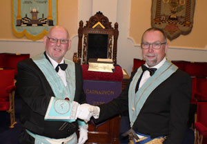 John (left) being congratulated by his installing master, Carl Daggers. John (left) being congratulated by his installing master, Carl Daggers.