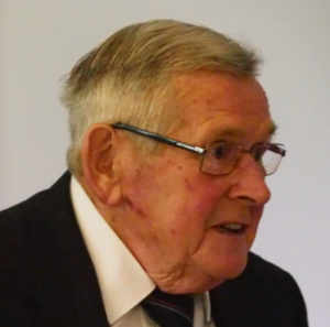 Tom Prue speaking at the festive board. Tom Prue speaking at the festive board.