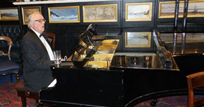 Peter Connolly tinkles the ivory’s (and the ebony’s). Peter Connolly tinkles the ivory’s (and the ebony’s).