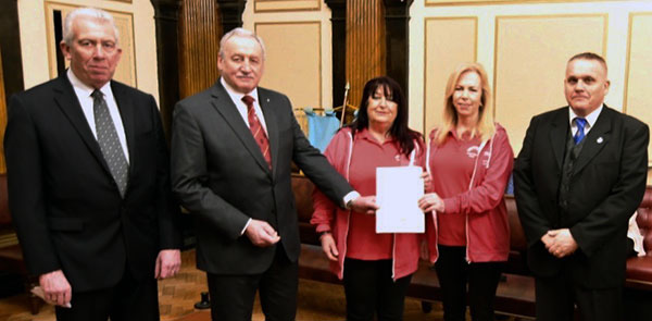 Pictured from left to right, are: Mark Matthews, Sam Robinson, the representatives of Breast Mates and Geoff Brown of the Masonic Golfing Society. Pictured from left to right, are: Mark Matthews, Sam Robinson, the representatives of Breast Mates and Geoff Brown of the Masonic Golfing Society.