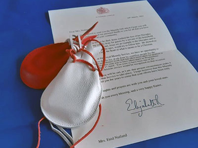 The two purses and the letter from Queen Elizabeth II.