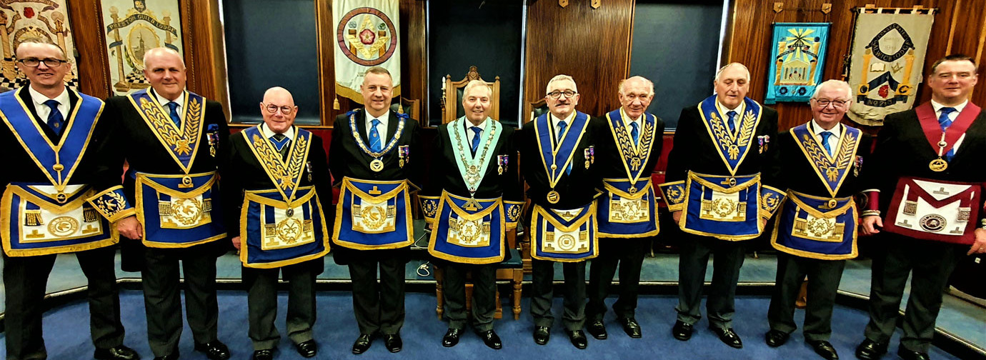Steve Bolton (middle) surrounded by an array of grand and Provincial grand officers. 
