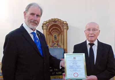 Frank Umbers (left) and Edward Durr with his jubilee certificate.