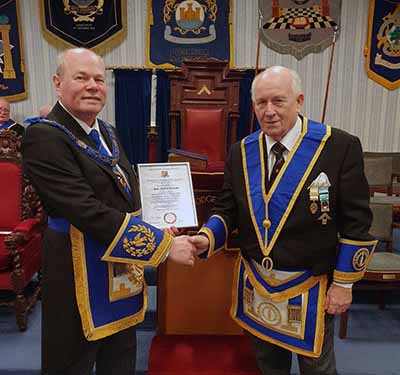 Duncan Smith (left) presents Peter Whiteside with his certificate.