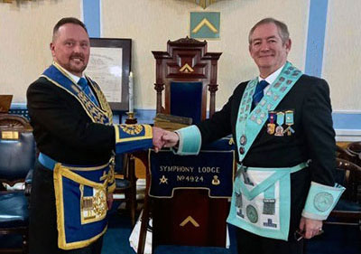 Neil MacSymons (left) congratulates Peter Baldwin. Neil MacSymons (left) congratulates Peter Baldwin.