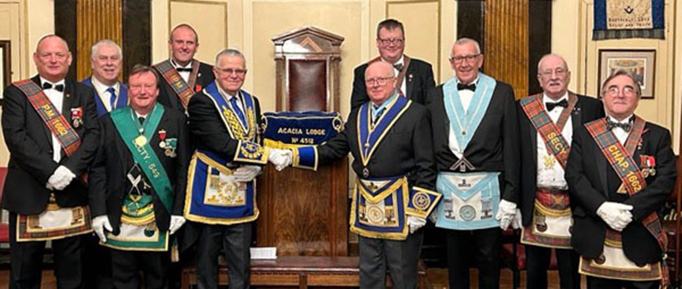 Front left centre, principal guest Colin Jenkins congratulates WM Derek Nuttall, with IPM Ray Jones (third right) flanked by some of the Scottish deputation and Liverpool Chairman Dave Johnson second left.