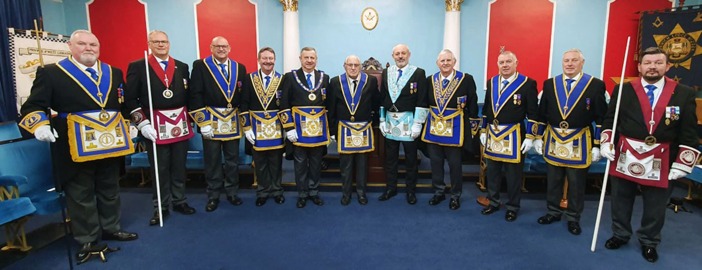 Geoff stands proudly with the chief dignitaries of the evening. Geoff stands proudly with the chief dignitaries of the evening.