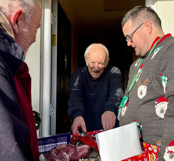 A face full of delight with the Christmas hamper A face full of delight with the Christmas hamper