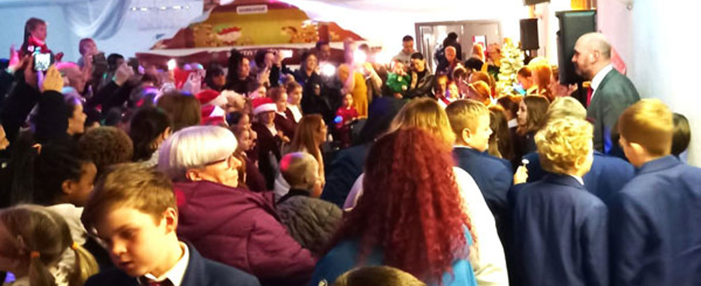 Wayne (far right) playing to the crowds at Urmston Masonic Hall. Wayne (far right) playing to the crowds at Urmston Masonic Hall.