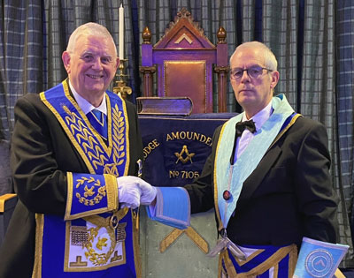 Stewart Seddon (left) congratulates Jim Bennett. Stewart Seddon (left) congratulates Jim Bennett.