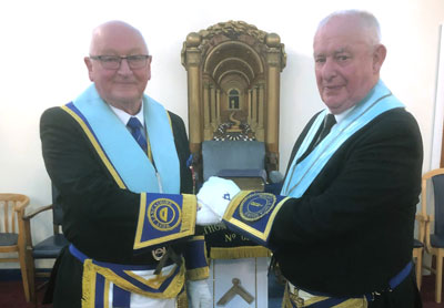 Newly installed master Mike Dutton (left) with immediate past master Phil Stansbie.