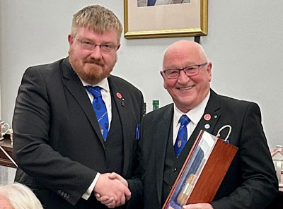 Lee Birchall presenting the ‘Traveling Gavel’ to Mike Dutton. Lee Birchall presenting the ‘Traveling Gavel’ to Mike Dutton.