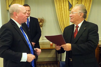 Tony Ansell (right) receives the script of Duncan Smith’s presentation.