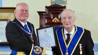 Duncan Smith (left) presents Bill Snell with his 50th certificate.