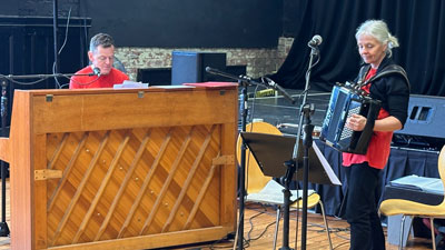 Musicians Bill Roberts and Sian Philips entertain the group.