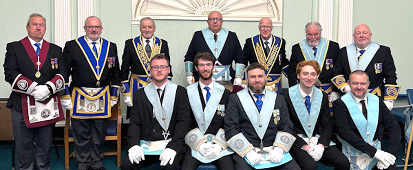 Pictured from left to right, are: Ray Parr, Bob Patterson, Sam Robinson, Graham Greenhall, Stephen Walls, Roy Pyne and Jason Hengler with members of Commercial Travellers’ Lodge on the front row.