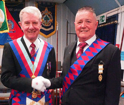 Stuart Thornber (left) congratulates Mark ‘Bomber’ Clifford on his efforts as charity steward