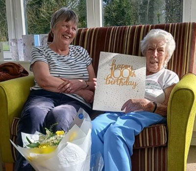 Mabel receives the card with her daughter Vicky.