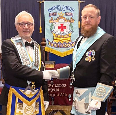 Nigel (left) thanks Ron for his support to the lodge over the last three years. Nigel (left) thanks Ron for his support to the lodge over the last three years.